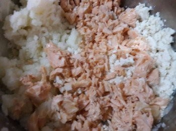 step5: 馬鈴薯泥中加入鮭魚碎和豆腐碎拌勻