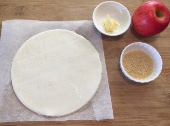 step1: 焗爐預熱200度。
酥皮解凍後，用焗盤或煲蓋幫忙，整成大約16-20cm直經既圓型。