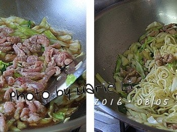 step3: 待鍋中湯汁滾沸後
將肉絲一條條快速地下鍋去翻炒一下
即可將油麵也一起下鍋去拌開來

麵下鍋後就要不停地翻炒
這樣才不會產生讓麵黏鍋的狀況
炒至湯汁快要收乾
麵條均勻分散開來呈現微軟後即可熄火。