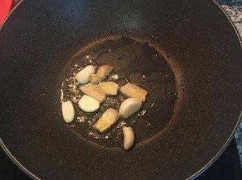 step3: 鍋燒熱後放入適量的沙拉油與少許香甜，放入蒜頭與薑片炒出香味。