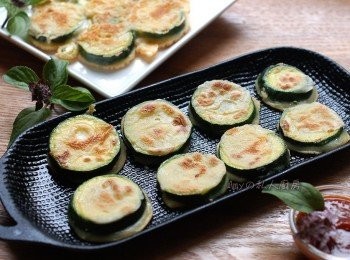 step9: 香酥的麵皮及多汁香甜的櫛瓜的【櫛瓜煎餅】,只要沾上喜歡的醋醬汁(香醋1小匙+醬油1小匙+糖1小匙+少許的開水)或韓式辣椒沾醬,或簡單撒上黑胡椒粉就非常好吃了!