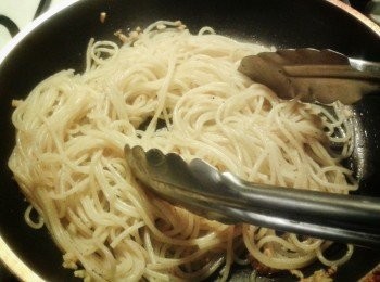step3: 加入已煮好的意粉，加2湯匙煮意粉的水，再加鹽，黑胡椒粉調味拌勻，煮1分鐘，灑上巴西利及起司即成！