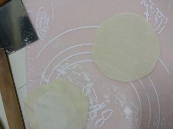 step3: 麵粉加水搓成面團，用保鲜纸包好，醒麵1小時。分成28等份，用㨴麵棒压平成薄面皮。