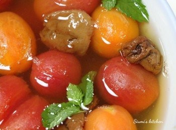 step5: 把話梅汁倒到車厘茄，放入雪櫃雪一晚，完成。