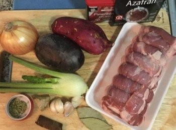 step1: 羊肉洗淨擦乾！由於買來時就是綁好的，所以就直接整塊料理了！ 另外一提，此次剛好買到富含青花素的黑皮馬玲薯，去皮切開後裡面是紫色的，這可是抗氧聖品喔，不過煮這道異國料理ㄧ樣可以用ㄧ般的馬玲薯的～