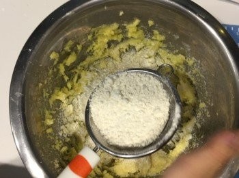 step5: 將杏仁粉和低筋粉過篩