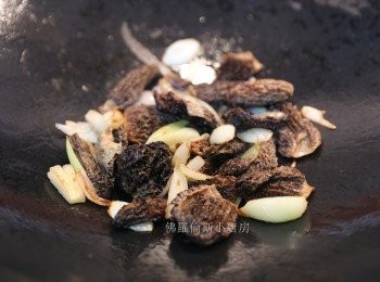 step5: 炒乾蔥及羊肚菌後取起備用
