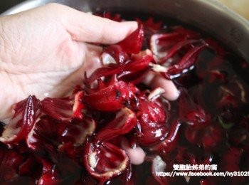 step4: 可以看到每一片片新鮮的洛神花辦，鮮紅的讓人超期待他 的洛神花茶和蜜餞口感如何? 這是我撥了一片片新鮮洛神 花辦後再浸泡一段時間。