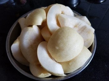 step1: 將雪梨切開，去除中間核心位置