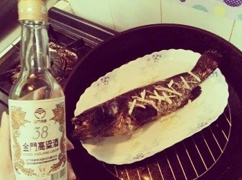 step1: 將澎湖石斑從真空袋中取出，解凍洗淨，辣椒斜切、蒜頭切塊、青蔥切絲並放入碗中加水備料， 接著將刀子在魚身上劃刀，放於蒸盤上。【魚現殺冷凍真空包裝是不讓魚殘留毒素以確品質新鮮，安全衛生看的見！以產地直送的方式，省下中間商轉手與量販店上架費， 辛苦的澎湖漁民們以平實的價格，提供最新鮮<span class="group_1">食材</span>】