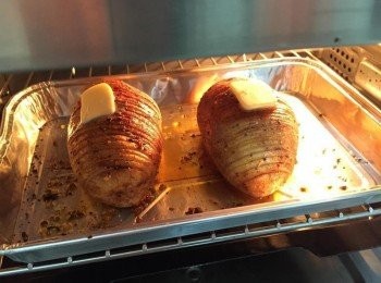 step6: 之後再取出放上切成薄片的奶油 (喜歡起士的話這時可以在分層加入拉絲起士), 再放入繼續烘烤30分鐘 (溫度一樣是195度), 這樣馬鈴薯才會呈成外酥脆內軟的口感