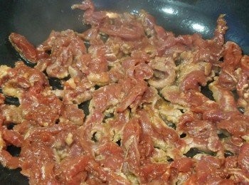 step3: 先處理牛柳。
熱鑊下油放牛柳，煎兩面到帶點金黃，連汁盛起。