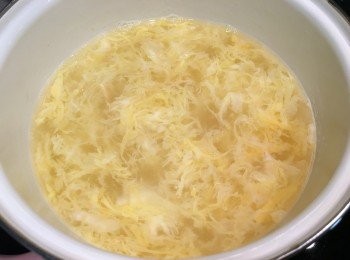 step3: 大菜放入滾水中，加冰糖，煮至溶解
熄火放蛋液攪勻至旦花形成，注入容器中，待涼後放入雪柜雪凍即可