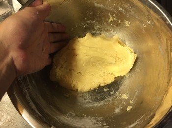 step4: 先用膠刀輕輕攪勻, 再用手搓成麵團