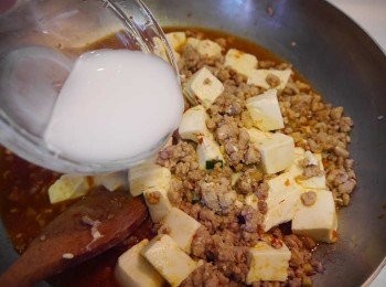step4: *下豆腐塊繼續悶煮。
*淋上一些太白粉水勾芡即可。(此步驟可省略)