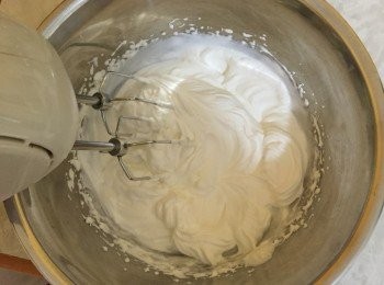 step5: 打發甜忌廉至企身。