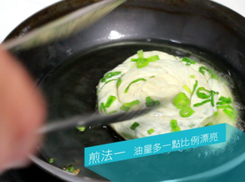 step13: 當然, 也可以直接用少量的油來煎煮。但兩者的口感是不一樣的。煎製的時間也在4分鐘左右。
