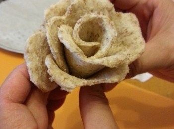 step5: 將心型麵包花瓣一片片包起,底部用牙籤插入固定花瓣