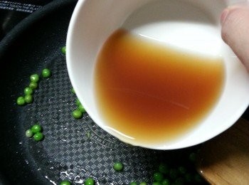 step7: 加少許瑤柱汁及1/3茶匙鹽煮淋青豆備用
