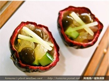 step7: 盛盤時，也可將百香果的外殼當成容器來使用！