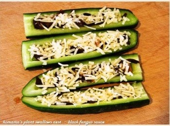 step4: 最後將乳酪絲灑滿在小黃瓜上，送入烤箱微烤至焦黃色。