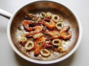 step5: 從鍋邊倒入一點白酒嗆出香氣撒上一些黑胡椒粉,加入一點香草(巴西里和羅勒)拌炒一下先起鍋備用