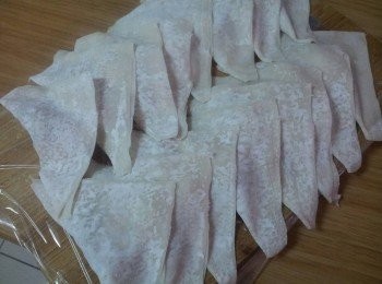 step6: 取一張雲吞皮 , 把一茶匙餡料放到雲吞皮中央 , 再對摺成三角形 , 用水輕輕劃過四邊再把邊邊壓緊收口