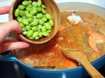 step10: 10.為了增加色彩，加入熟的碗豆或者是毛豆仁。