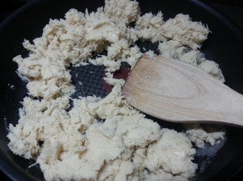 step8: 加入以過篩的蓮蓉炒勻(試味,如未夠甜可加些糖)