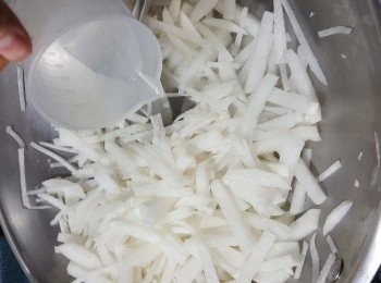 step7: 加入食用凍開水60g炒勻
