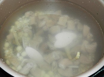 step2: 加入適量的水與米酒、鹽入鍋後，蓋上鍋蓋