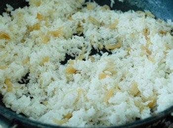step4: 然後加入白飯，下鹽調味