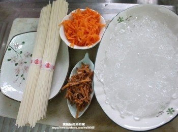 step2: 將地瓜和紅蘿蔔切絲取適量，和一盤冰塊備用 [冰鎮剛煮好的五木細關東麵。