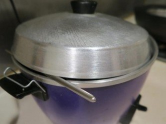 step7: 電鍋的外鍋1.5杯水蒸.電鍋跳起不要一次打開.開一個小縫等蒸氣散 再打開包子容易接觸冷空氣就扁掉了