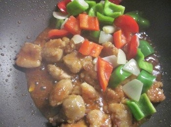 step6: 將<span class="group_2">糖醋醬汁</span>和蔬菜加入雞肉中拌炒均勻,蓋鍋蓋轉小火煮到收汁入味即可