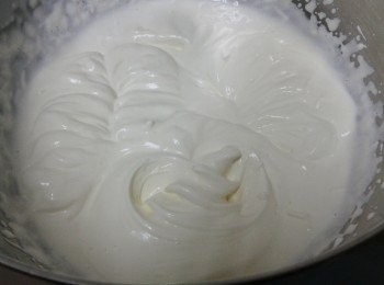 step4: 然後轉以中速打發三分鐘，可用手不停轉動碗，鮮奶油慢慢變的稠身