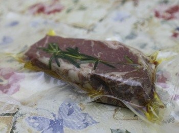 step1: 將扒用入爐袋袋好，加入Rosemary
用抽真空機抽真空