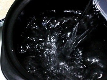 step4: 這次, 煮沒帶太多水份的<span class="group_1">食材</span>, 1.5個量米杯米, 兩杯水, 煮出來的飯是乾爽又粒粒分明的。如臘腸、臘肉、臘鴨等, 都是用這個比例。
但當煮豆豉排骨、北菇滑雞、鹹魚肉餅等, 水量就需減至1.75杯水。