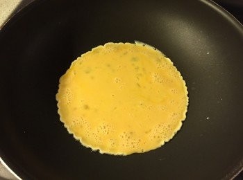 step3: 雞蛋打勻, 大火下油煎成蛋皮, 再對摺切條