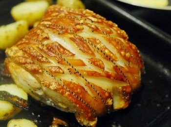 step3: 先預熱焗爐220度15分鐘，然後放入豬肉，焗15分鐘。然後調低溫度至180度，再焗90分鐘，至豬皮金黃酥脆，豬肉全熟便可