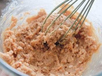 step1: 將花生醬，雞蛋及糖拌均