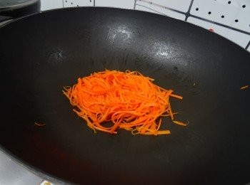 step4: 紅甘荀刨絲,　用易潔鑊加小許油輕炒至軟身 （如太乾可加丁點水炒）