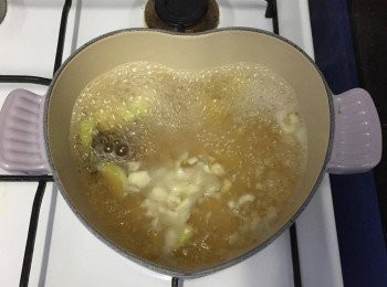 step2: 把薑、蒜及水加入鍋，用中火煲到水滾後加入片糖直到完全溶掉後關花，蓋上多焗5分鐘即成。