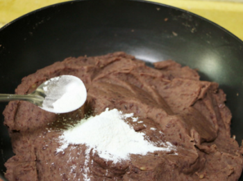 step9: 最后加入1小勺炒熟的糯米粉，攪拌均勻即可出鍋。