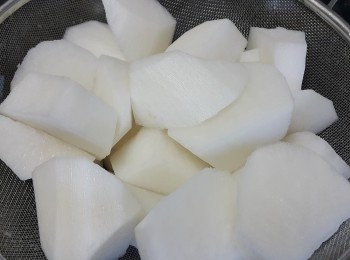 step3: 蘿蔔切件，用薑片汋熟備用
