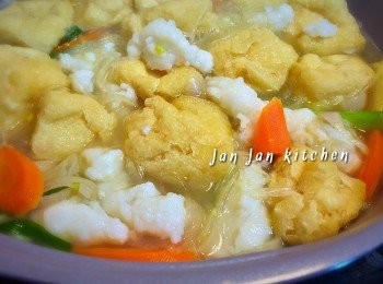 step3: 開蓋撈勻，下調味料，接著下墨魚滑煮2分鐘即可。