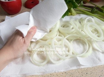 step2: 放入大煲內加冰水浸過面30分鐘 , 盛起洋蔥圈用廚紙印乾水份
