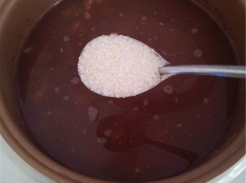 step2: 然後放鍋中加入適量的清水，先大火煮開，轉小火慢熬，保持水開的溫度，大約1個小時紅豆薏米軟爛關火，加上適量的白糖攪拌均勻即可。