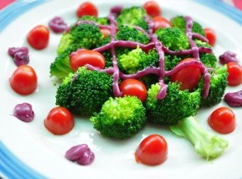 step7: 善用各類天然手工果醬或天然果粒搭配【桂冠Light沙拉】，讓孩子愛上微酸香甜的醬汁也愛上了青蔬，健康成長!