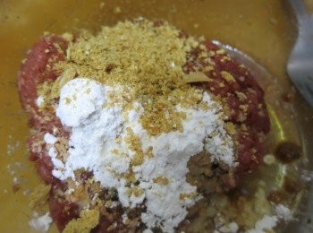 step1: 牛絞肉先用<span class="group_2">醃料</span>醃至少半小時